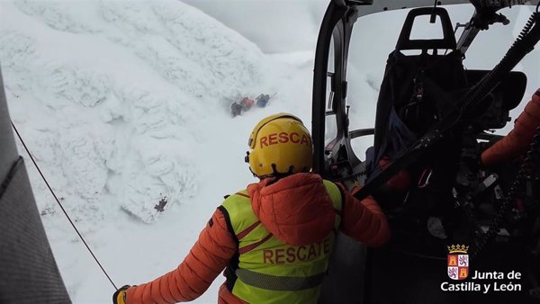 Rescatan en helicóptero a seis montañeros enriscados en el pico Medio del Curavacas, en Triollo (Palencia)