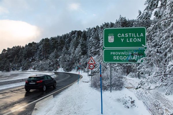 La nieve afecta a la circulación en varias carreteras de CyL, con cierres en la AV-932 en Ávila y la CL-601 en Segovia