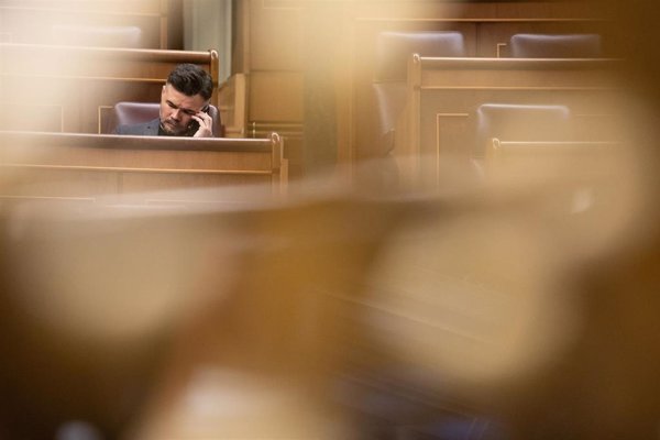 Rufián reprocha a Junts que se aparte la bandera de España mientras 