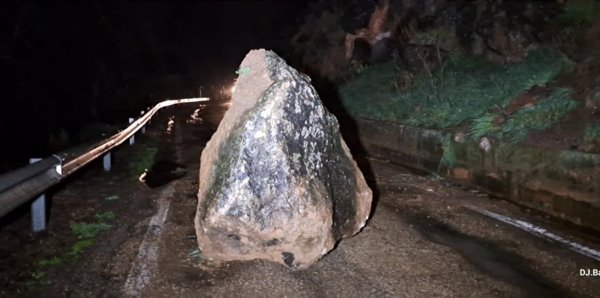La caída de una roca, debido a las lluvias, obliga a cerrar durante algunas horas la A-1301, en Illueca (Zaragoza)