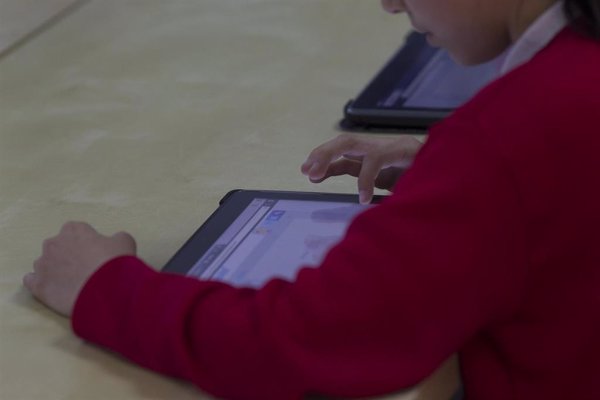 CSIF defiende la libertad de cátedra tras el anuncio de Madrid de eliminar dispositivos digitales en los colegios