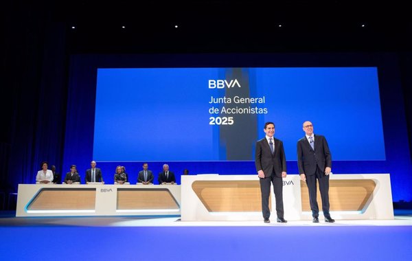 La junta de accionistas de BBVA renueva su respaldo a la OPA sobre Sabadell y a Torres y Genç como consejeros