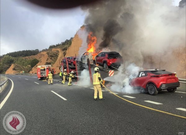 Arde un camión que transportaba coches en la A-92 en Cortes y Graena (Granada)