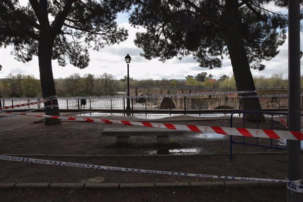 Sánchez muestra su apoyo a Talavera tras el derrumbe del puente romano: 