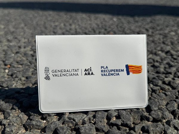 La Generalitat Valenciana reparte en un mes más de 150.000 tarjetas de transporte gratuito para afectados por la dana