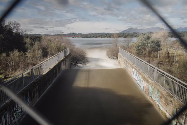 El Canal Isabel II sigue liberando agua de todas sus presas para regular las crecidas por las intensas lluvias en Madrid
