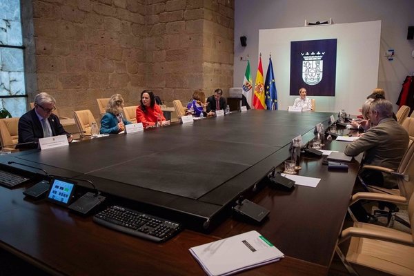 Junta extremeña tramita propuesta de Vox sobre subvenciones a sindicatos, aunque apunta 