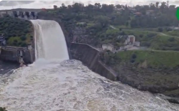 Las presas de Alcántara y Cedillo (Cáceres) siguen un día más aliviando con caudales en torno a 1.300 m3 por segundo