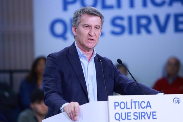 Feijóo defiende la libertad de elegir dónde formarse frente a quienes 