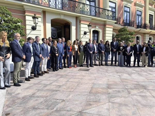Murcia guarda un minuto de silencio en memoria de la niña asesinada presuntamente por la expareja de su madre adoptiva