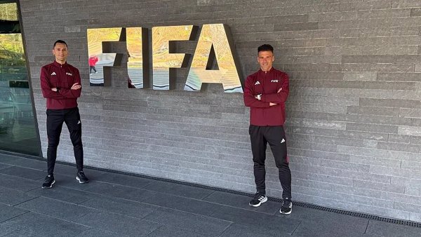 Los árbitros españoles Gil Manzano y Sánchez Martínez, en el seminario FIFA previo al Mundial de Clubes