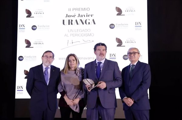 Julián Quirós, director del diario ABC, recibe el Premio José Javier Uranga