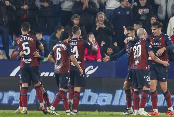 (Previa) El líder Elche busca aprovechar el Levante-Racing, duelo por el ascenso directo