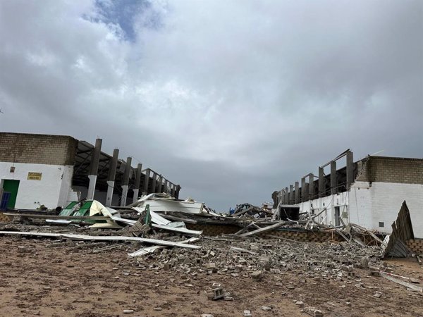 Los bomberos barajan un tornado como posible causa del derrumbe de la nave de Coria (Sevilla) con tres muertos