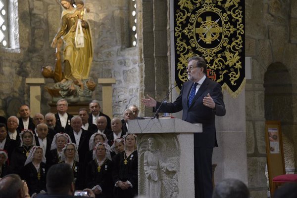 Rajoy anima a visitar O Carballiño en su primer pregón de Semana Santa: