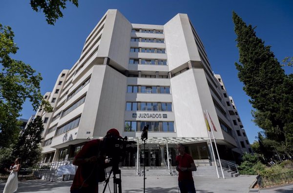 El juez del 'caso Begoña Gómez' cita como testigos al presidente de Telefónica y al expresidente de Indra