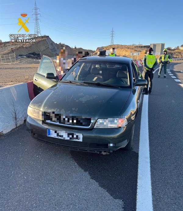 Investigado un conductor sin carné por empujar otro vehículo averiado en Sabiñánigo (Huesca) y darse a la fuga