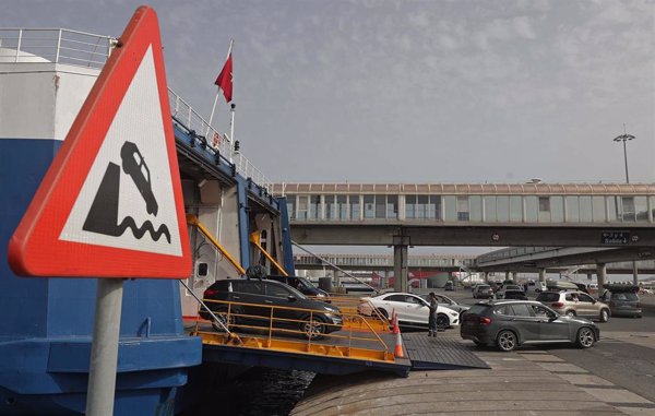 El puerto de Tarifa (Cádiz) cancela varios ferris debido al temporal de viento y oleaje en el Estrecho