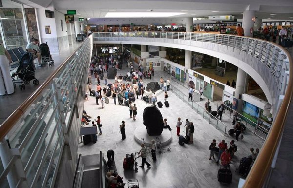 El aeropuerto de Lanzarote registra cinco desvíos de vuelos por baja visibilidad y viento