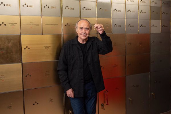 Serrat deposita en el Cervantes la partitura de 'Mediterráneo':