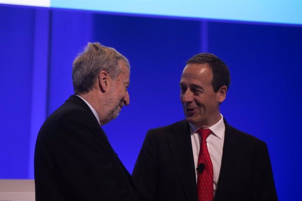 El Frob vota en contra del aumento de sueldo del consejo de CaixaBank, pero lo desliga de su gestión