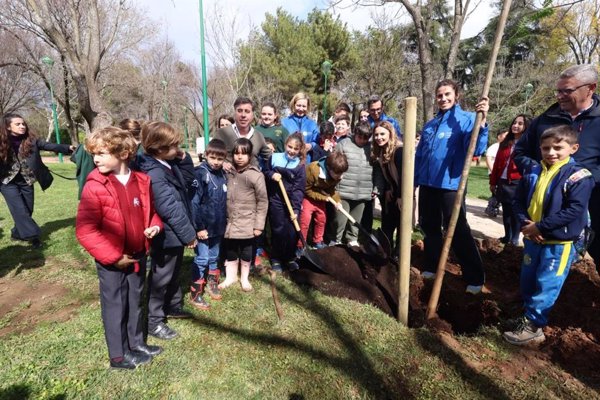 Sanitas planta casi 2.400 árboles y plantas en Melilla, Córdoba y La Palma para recuperar zonas verdes urbanas