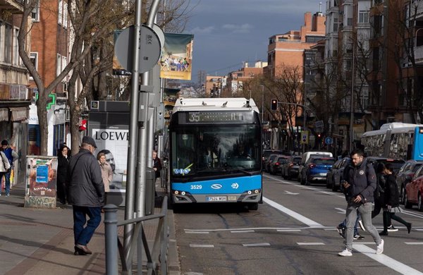 Atienden a 17 personas en Madrid tras un accidente entre dos autobuses y cinco vehículos en la Glorieta de Atocha