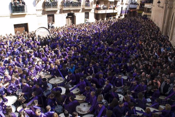 Calanda se prepara para romper la hora con todas las túnicas, tambores y bombos alquilados