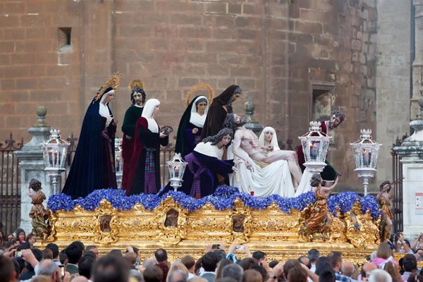 Varias hermandades de Sevilla suspenden su salida por la lluvia en Lunes Santo