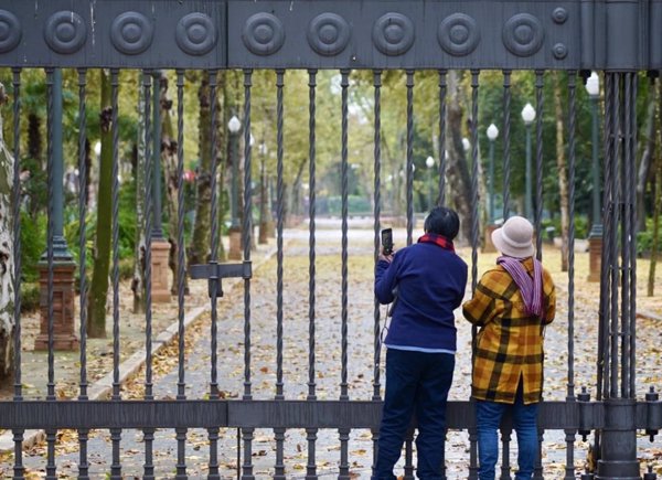 Cierre preventivo de parques y pistas deportivas al aire libre por fuertes rachas de viento en Sevilla