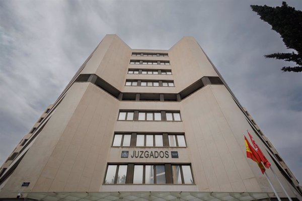 Una jueza obliga a C. de Madrid a pagar 1.000 euros a una profesora por el exceso de horas lectivas