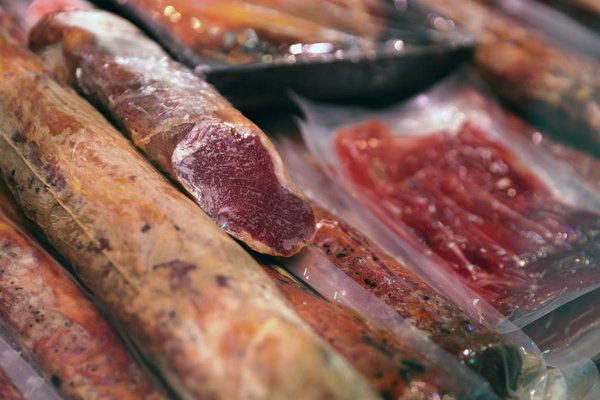 Reino Unido prohíbe la entrada a los viajeros de la UE con jamón o queso para protegerse de la fiebre aftosa