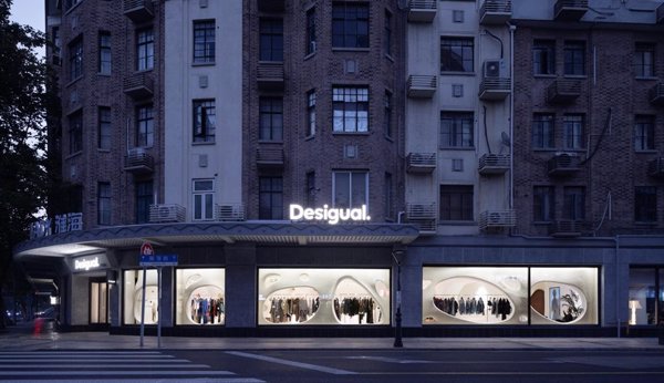 Desigual factura 332 millones en 2024, un 12% menos que en 2022, y obtiene un beneficio bruto de 3,1 millones