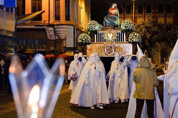 El silencio roto por los  motetes gregorianos acompañan a  'La Quinta Angustia' este Jueves Santo en Palencia