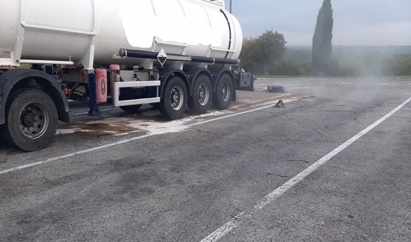 Solventada la salida de vía de un camión cargado con clorhídrico en Chucena (Huelva)
