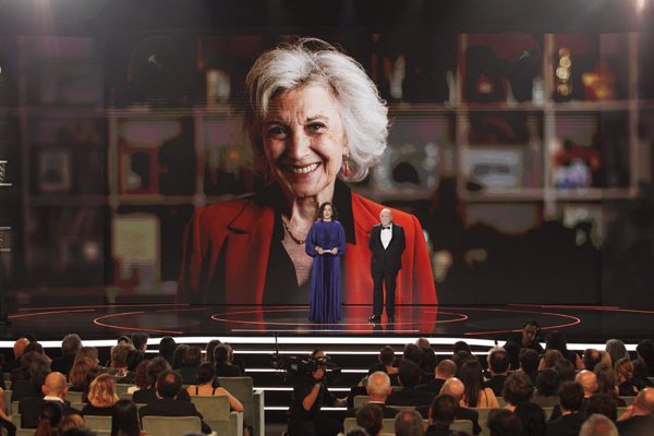 La venta del edificio donde nació Marisa Paredes ralentiza el homenaje de Madrid a la actriz en forma de placa