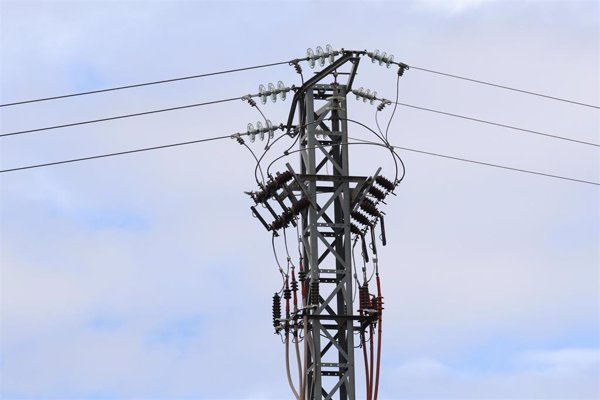 El precio de la luz se hunde este sábado a 1,72 euros/MWh, su valor más bajo en un año