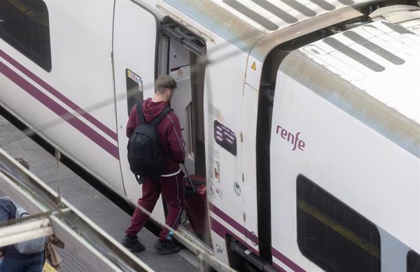 Un tren regional de Barcelona a Zaragoza tiene unos 40 pasajeros atrapados más de 4 horas por una avería