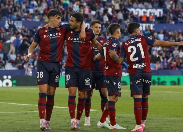 (Crónica) El Levante golea para ser líder y el Racing mantiene a tiro el ascenso directo