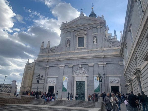 Fieles asisten a la misa por el Papa en la Catedral de la Almudena: