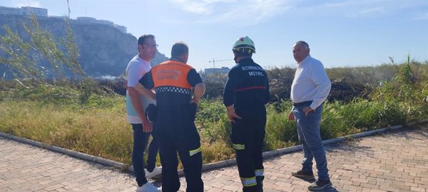Un incendio calcina 46.000 metros cuadrados de terrenos destinados a hoteles en Salobreña (Granada)