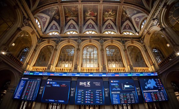 El Ibex 35 se desmarca al mediodía de Europa y sube un 0,4%, con la vista en los 13.000 puntos