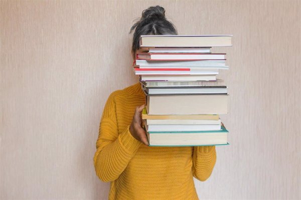 La pérdida de interés por la lectura en torno a los 45 años puede deberse a la presbicia