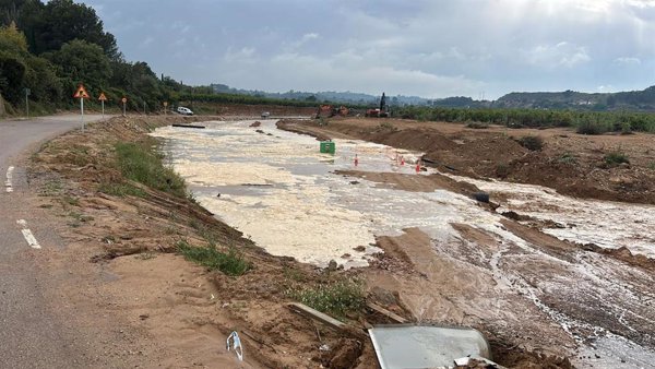 Atrapados tres operarios durante más de una hora por el agua en el barranco de l'Horteta en Valencia