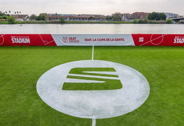 SEAT instala un campo de fútbol en el Guadalquivir con motivo de la final de Copa