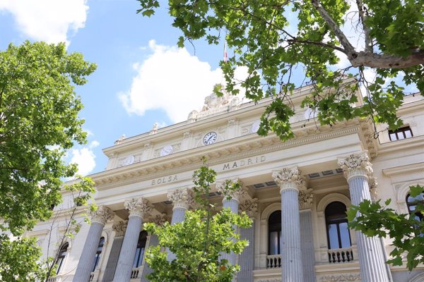El Ibex 35 busca los 13.400 puntos tras subir un 0,3% en el arranque de la semana, atento a resultados