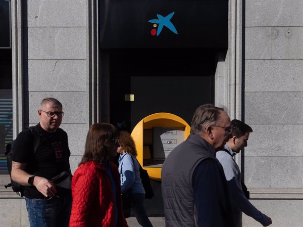 Colas en los cajeros en los supermercados y cajeros de Madrid ante el apagón en la capital