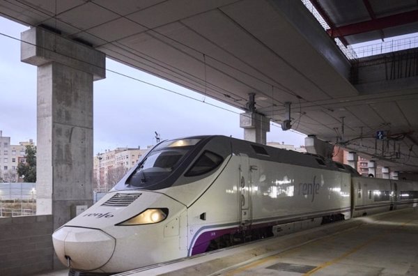 Adif suspende todos los servicios ferroviarios de todas las compañías y pide no ir a las estaciones