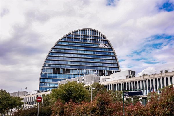 Los canales digitales y de pago de BBVA operan con normalidad, pero los cajeros se han visto afectados