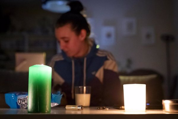 Vecinos de barrios madrileños celebran el restablecimiento de la luz con aplausos